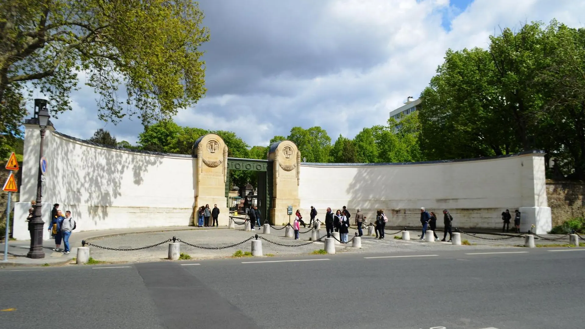 Dans Homestay Paris